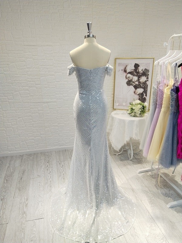 Vestidos de corte tubo/columna con fruncido, hombros descubiertos, sin mangas y con cola larga