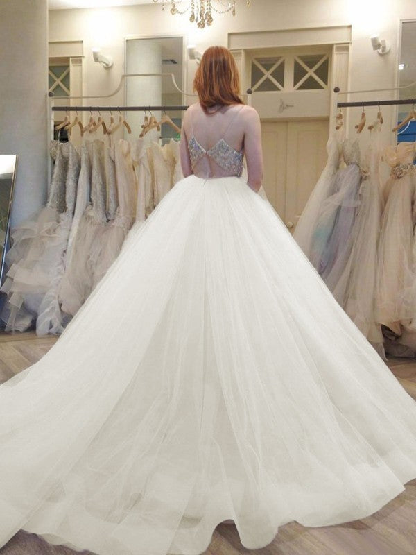 Vestidos de novia de tul con cola de corte y tirantes finos, sin mangas y con cristales