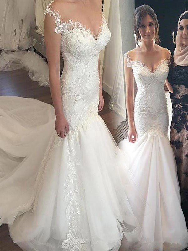 Vestidos de novia de tul con encaje, sin mangas, corte trompeta/sirena, hombros descubiertos y cola capilla