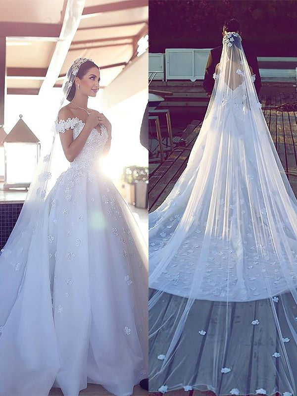 Vestidos de novia de tul con escote en V, sin mangas y cola capilla