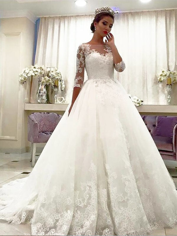 Vestido de novia de tul con mangas 3/4 y cola de corte barco y encaje