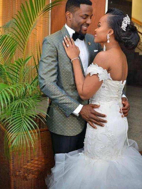 Vestidos de novia de organza sin mangas, corte trompeta/sirena, hombros descubiertos y cola larga