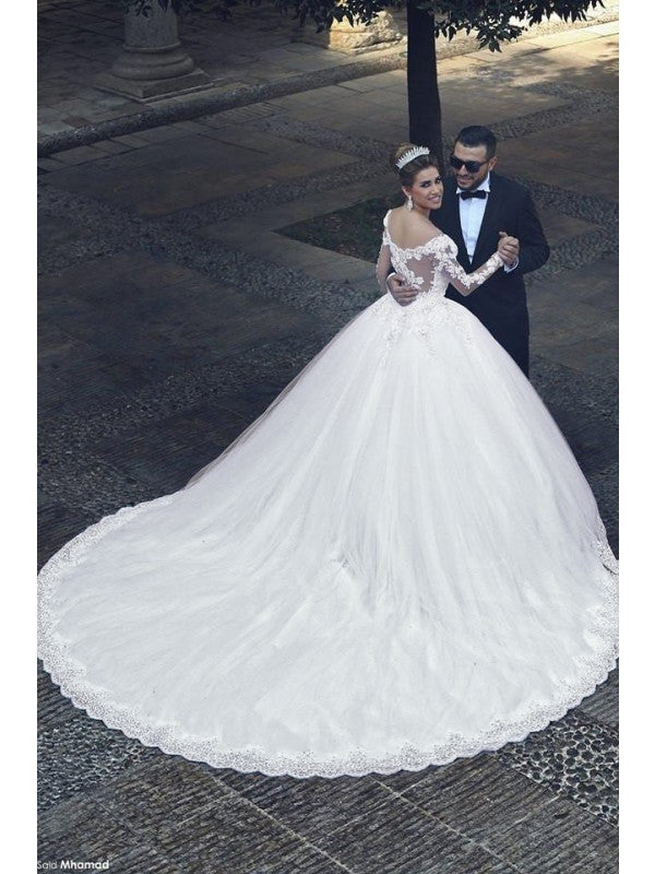 Vestidos de novia de tul con mangas largas y hombros descubiertos y cola capilla