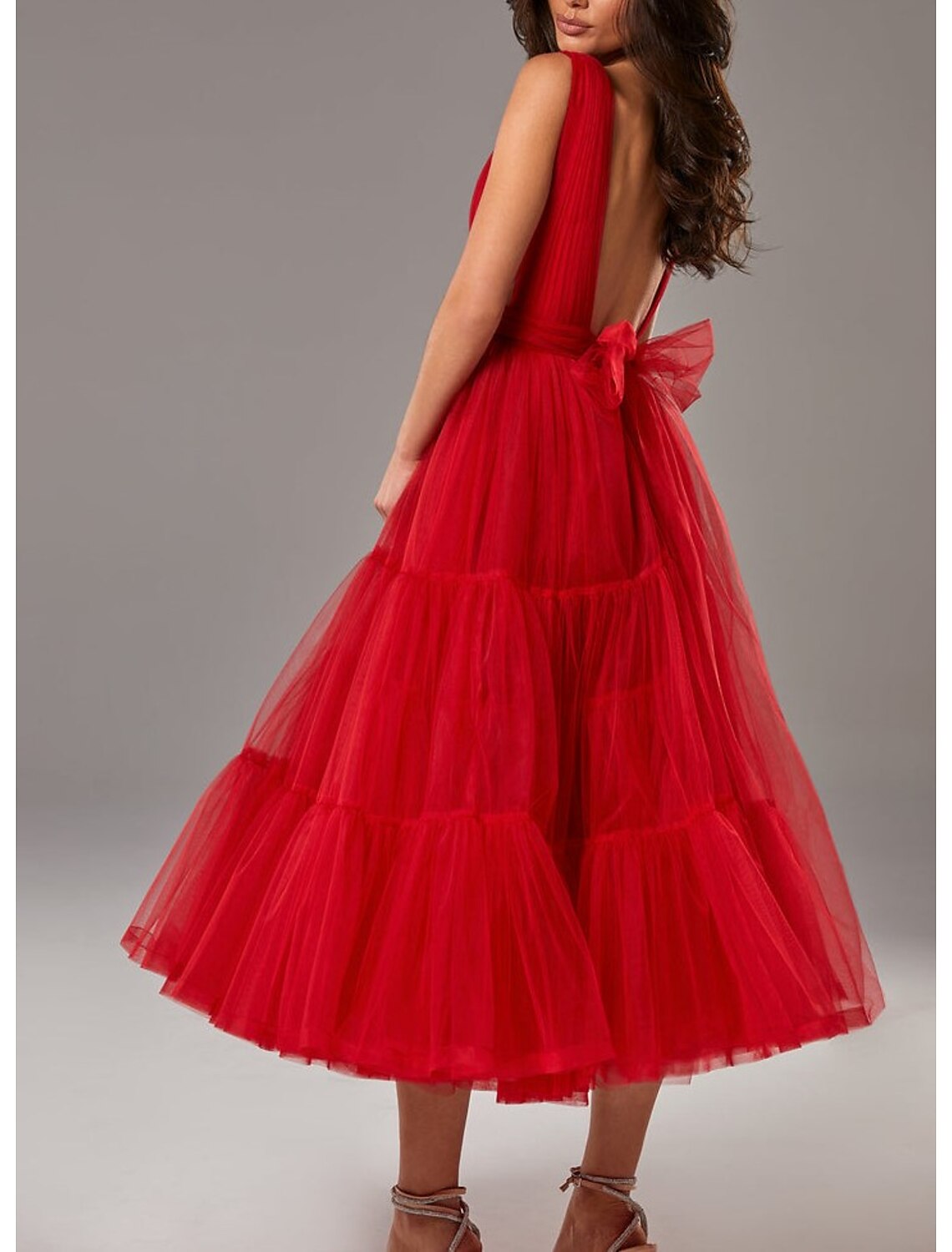 Vestidos de fiesta de corte A, estilo princesa, para invitadas de boda, para graduación, largo hasta la rodilla, sin mangas, cuello en V, tul con lazo(s) y pliegues.
