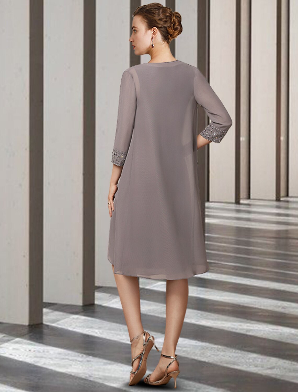 Vestido de madre de la novia de dos piezas, elegante, de corte tubo/columna, con escote joya, largo hasta la rodilla, de gasa, sin mangas y con cuentas