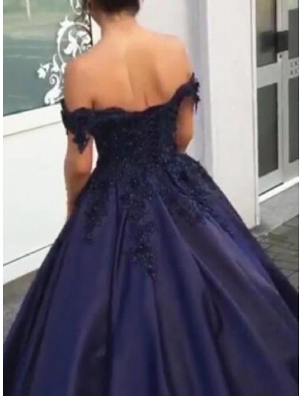 Vestido de fiesta de quinceañera lujoso y brillante, sin mangas, con hombros descubiertos, largo hasta el suelo, de encaje con apliques