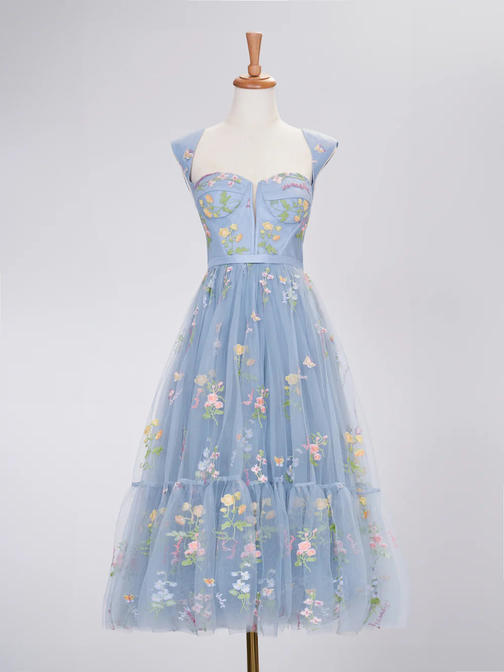 Vestido de fiesta largo con escote en forma de corazón y bordado