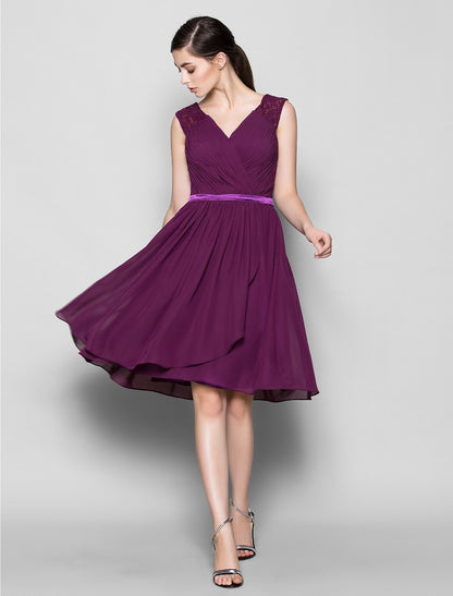 A-Linie, V-Ausschnitt, knielanges Chiffon-Brautjungfernkleid mit überkreuzten Ärmeln