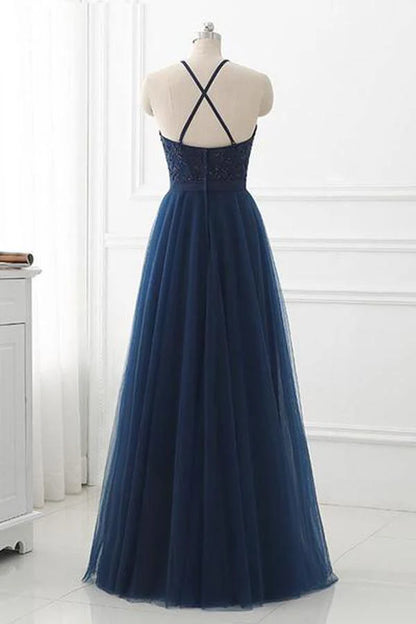 Langes Ballkleid aus Spitze mit hohem Halsausschnitt und Tüll