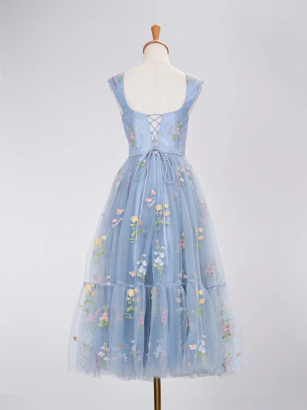 Vestido de fiesta largo con escote en forma de corazón y bordado