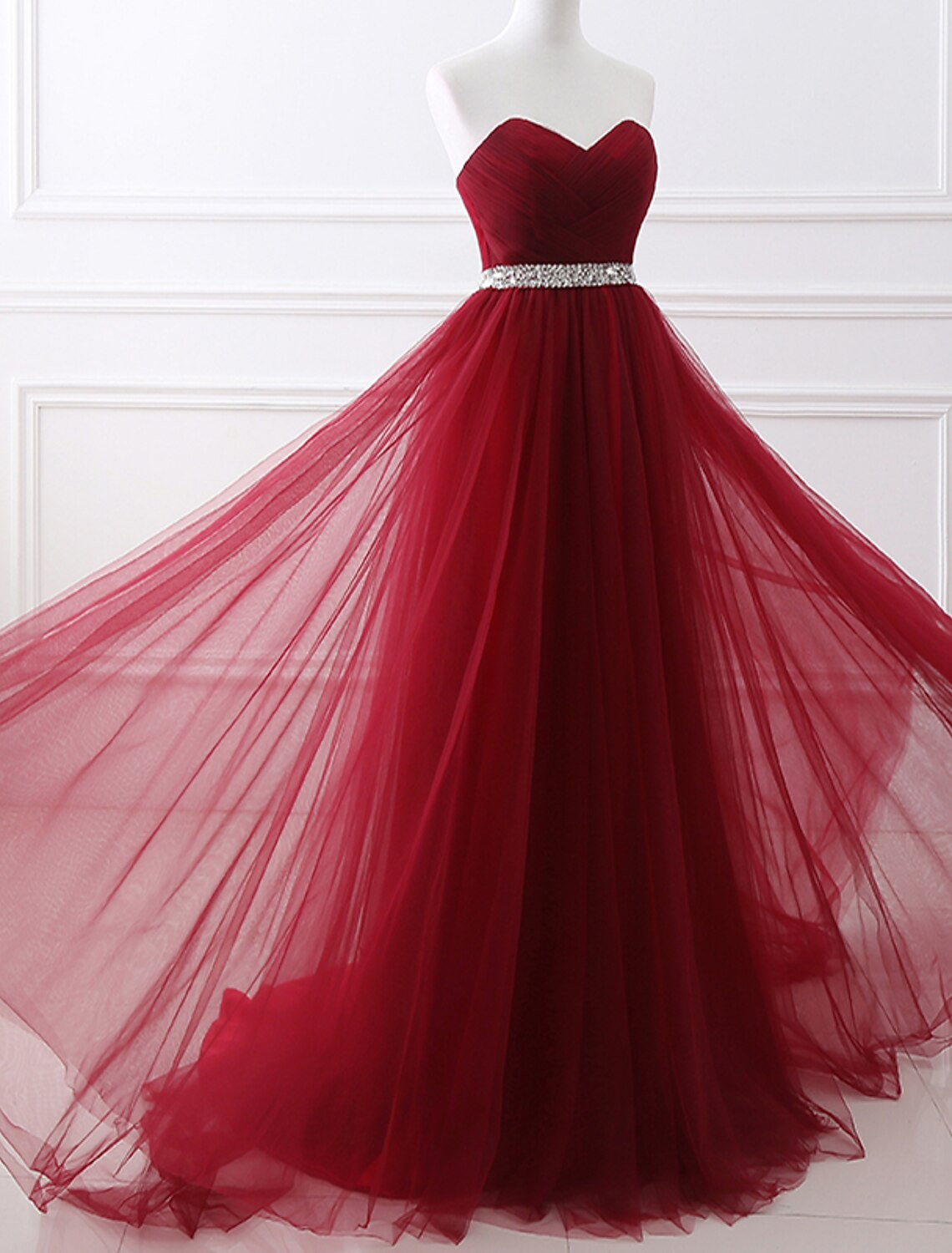 A-Linie Elegantes Quinceanera-Abschlussballkleid zum Valentinstag, trägerlos, ärmellos, Kapellenschleppe, Satin mit Kristallen