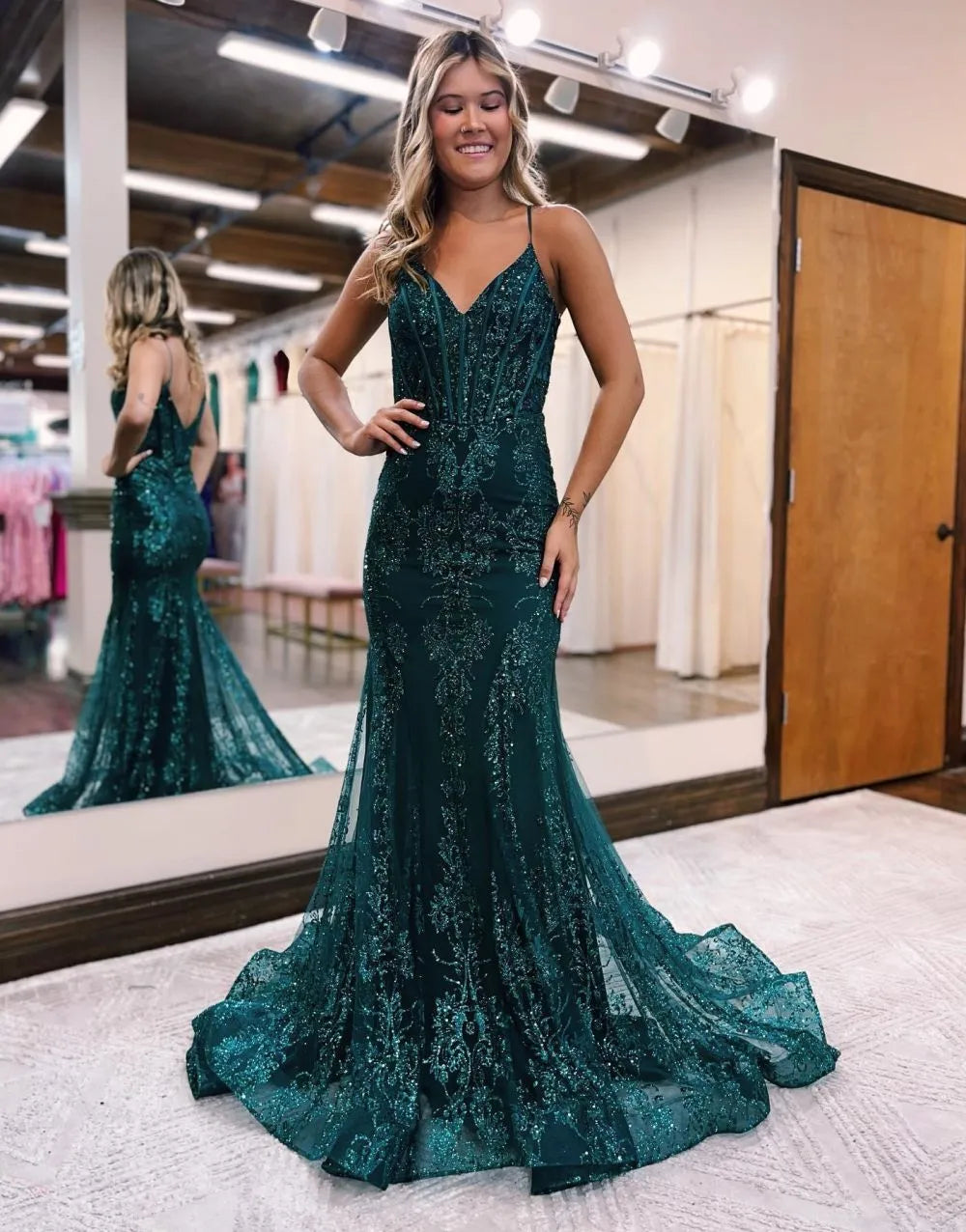 Vestido de fiesta de sirena con tirantes finos y apliques