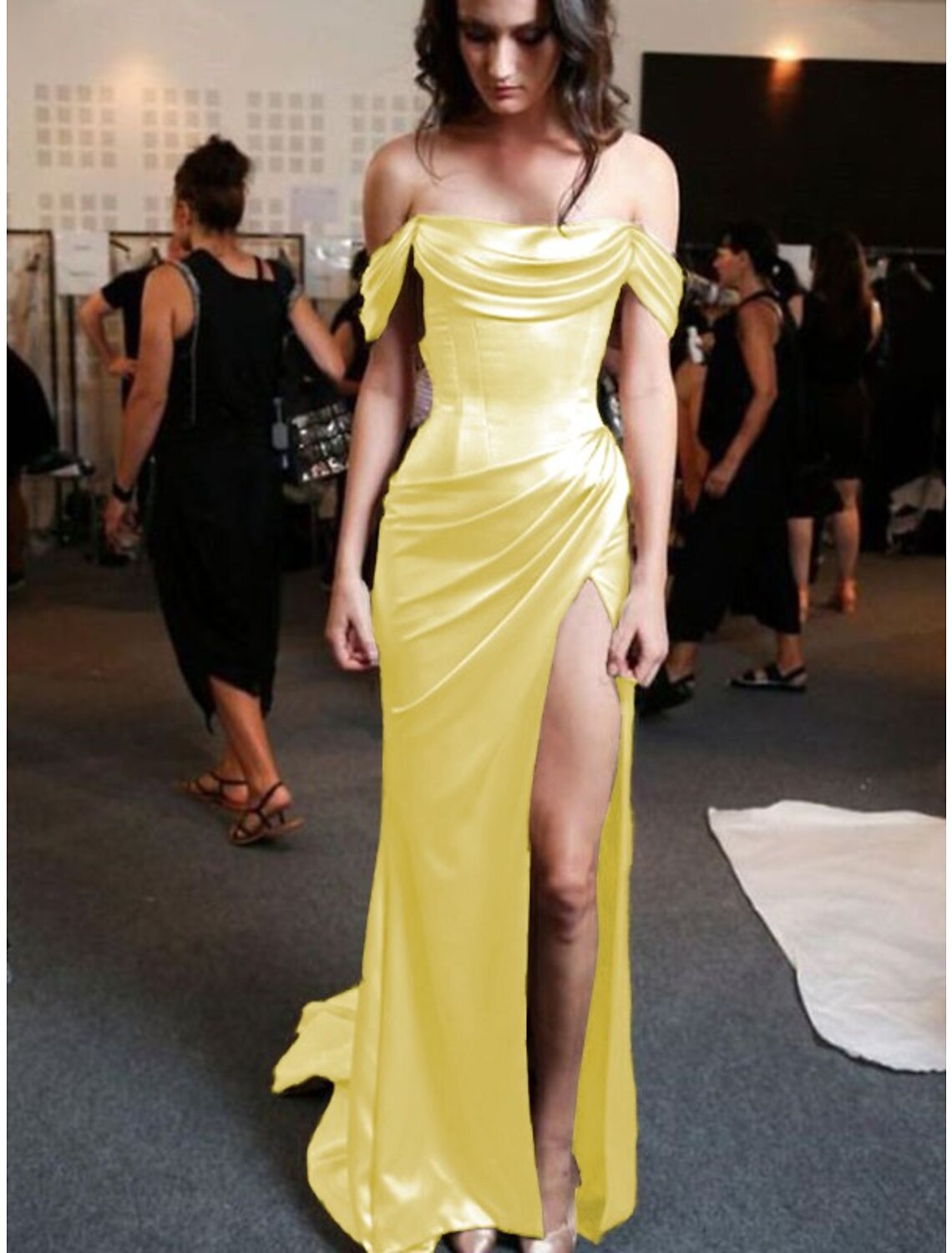 Vestidos de fiesta de corte tubo/columna, minimalistas, para noche, fiesta, graduación, con cola larga/cepillo, sin mangas, sin tirantes, charmeuse con pliegues y abertura fruncida.