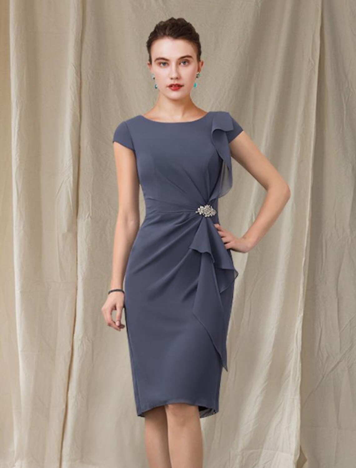 Sheath / Column Mother of the Bride Dress Wedding Guest Elegant Jewel Neck Knee Length Chiffon Cap Sleeve with Ruffles Crystal Brooch