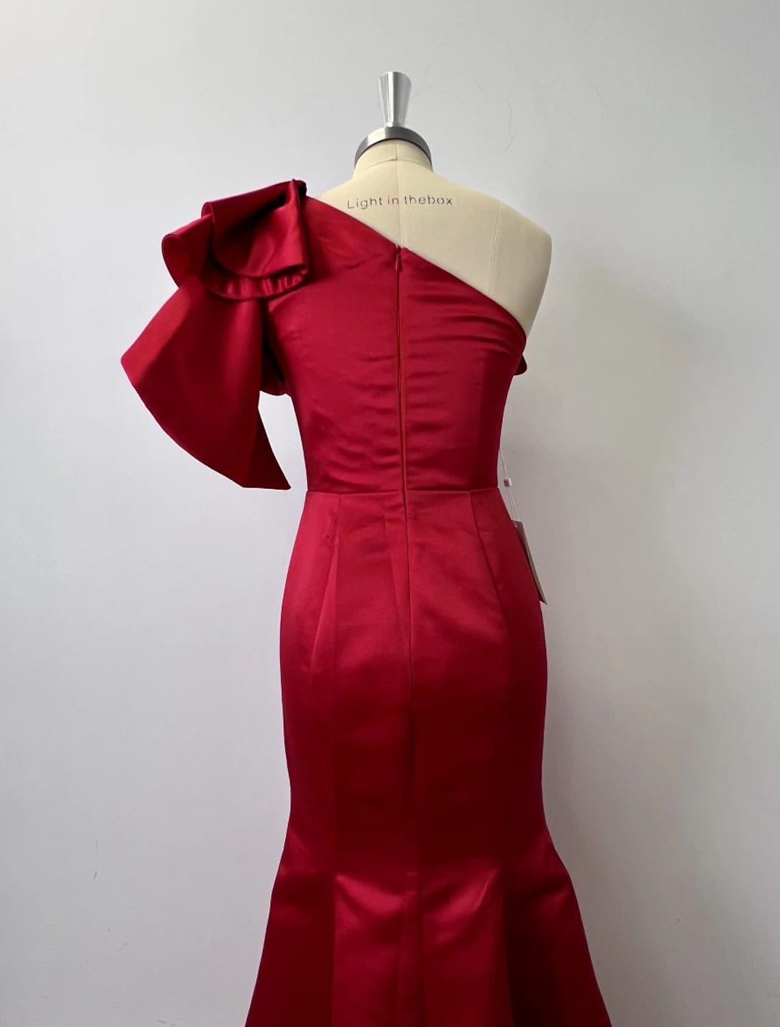 Vestido de noche negro de sirena, vestido de corsé, vestido formal para invitada de boda, largo hasta el suelo, sin mangas, un hombro, tafetán con volantes, flores en los hombros.