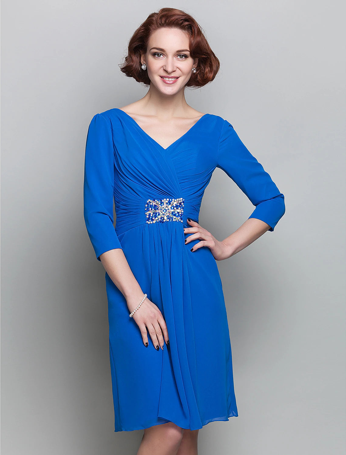 Vestido de madre de la novia con corte tubo/columna, escote en V, largo hasta la rodilla, de gasa, manga 3/4 con cristales fruncidos entrecruzados