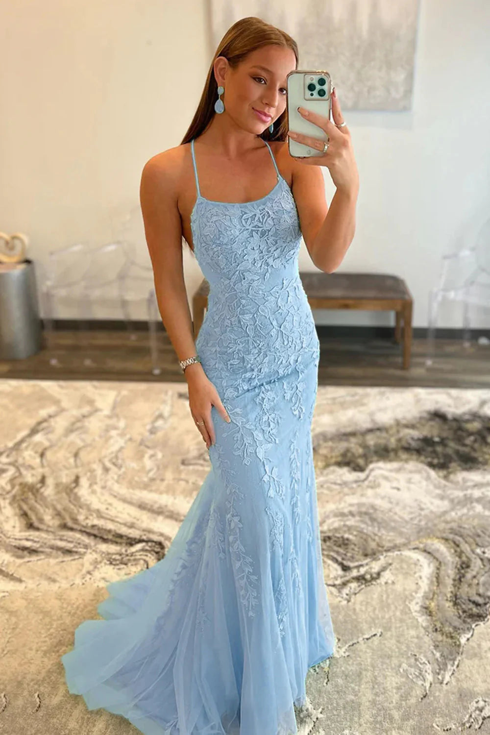 Vestido de fiesta de encaje con tirantes finos y corte sirena