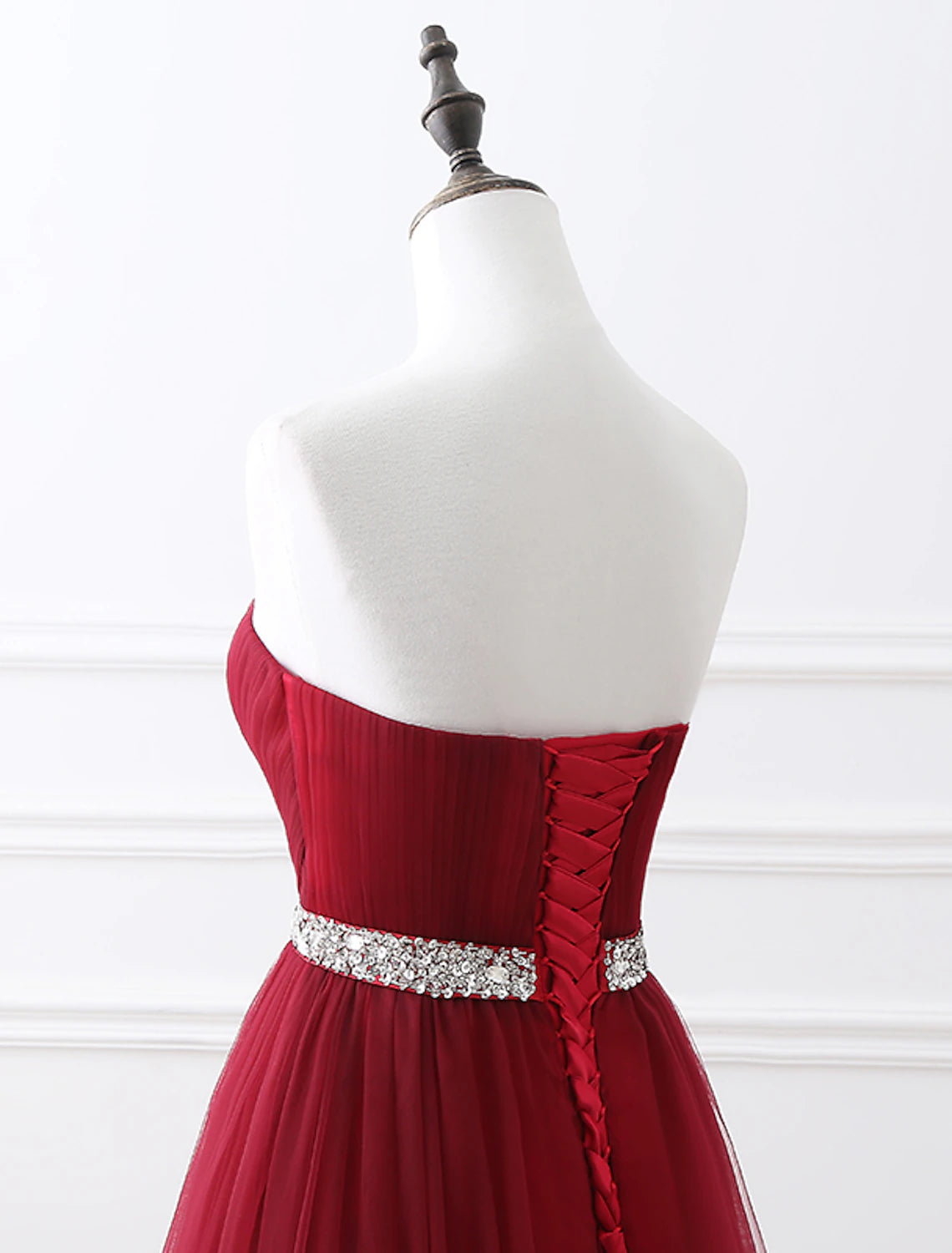 A-Linie Elegantes Quinceanera-Abschlussballkleid zum Valentinstag, trägerlos, ärmellos, Kapellenschleppe, Satin mit Kristallen