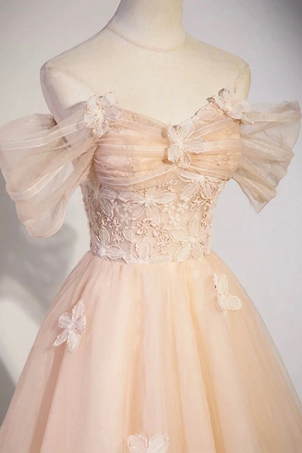 Vestidos largos formales de tul con hombros descubiertos y flores bonitas de corte A para noche