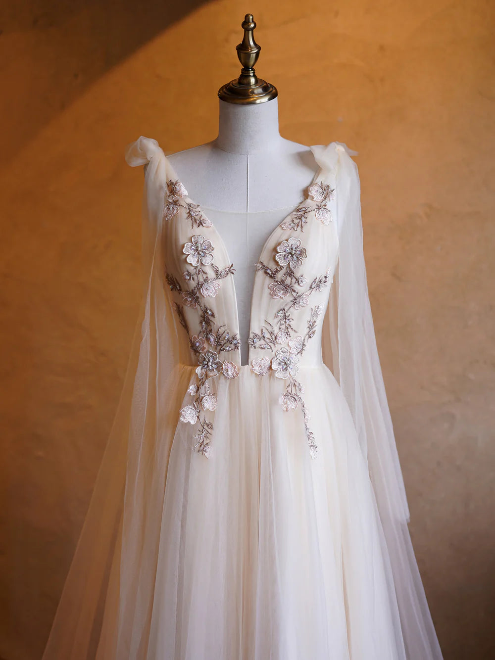 Vestidos de fiesta de tul con bordado en A, escote en V profundo y largo hasta el suelo