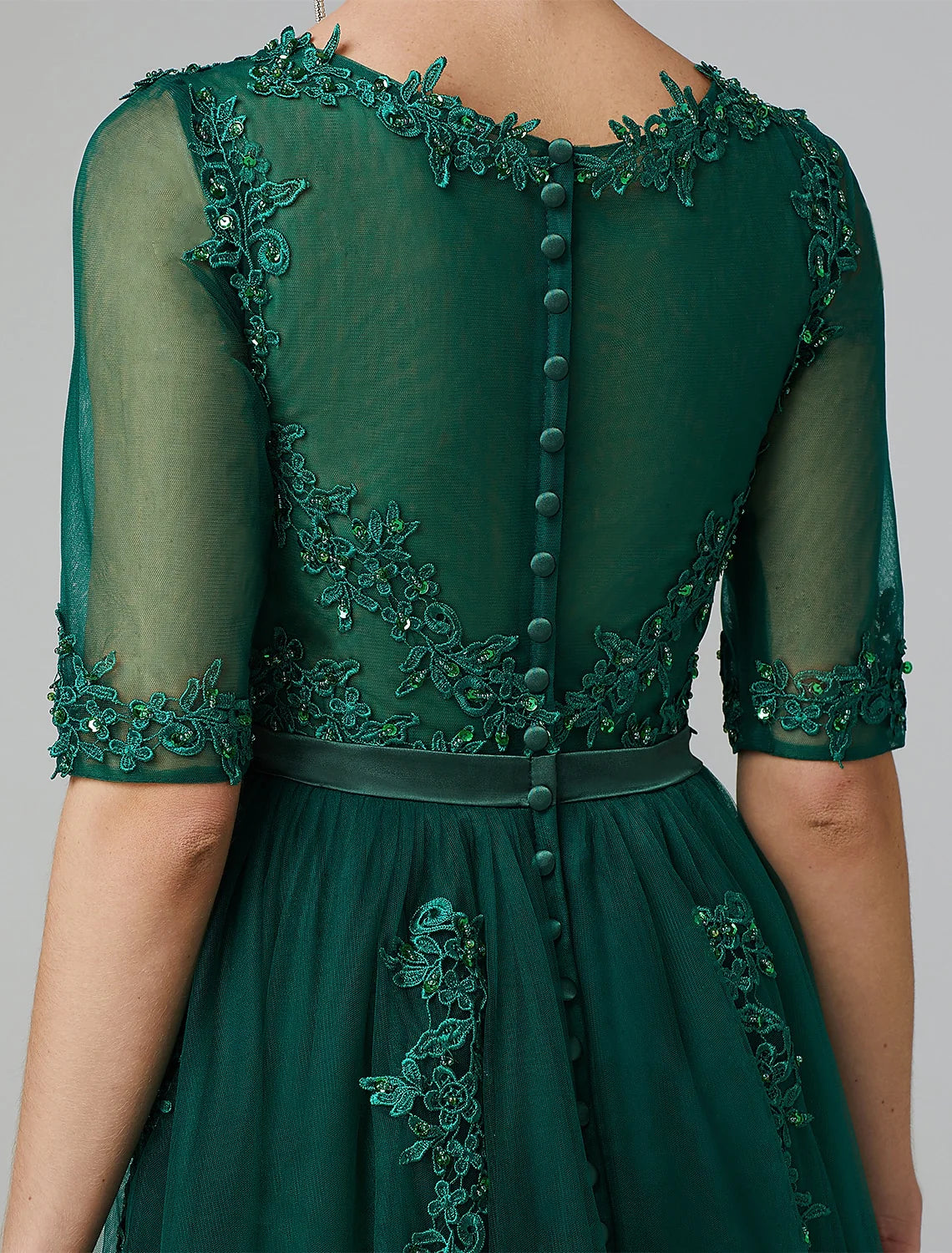 Vestido formal de noche con corte A y brillo, estilo Kentucky Derby, largo hasta la rodilla, sin mangas, cuello ilusión, para invitadas de boda de otoño, con encaje sobre tul y apliques de lentejuelas.