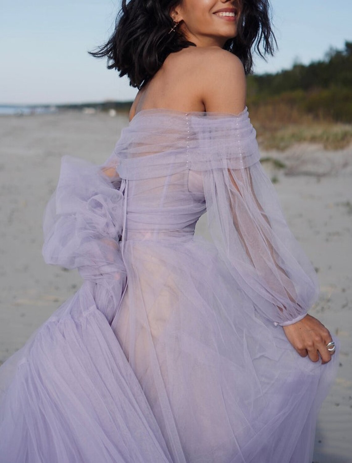 Vestido de fiesta elegante y sexy de corte A para invitada de boda, con hombros descubiertos, manga larga, largo hasta el suelo, de tul con lazo(s) y pliegues.