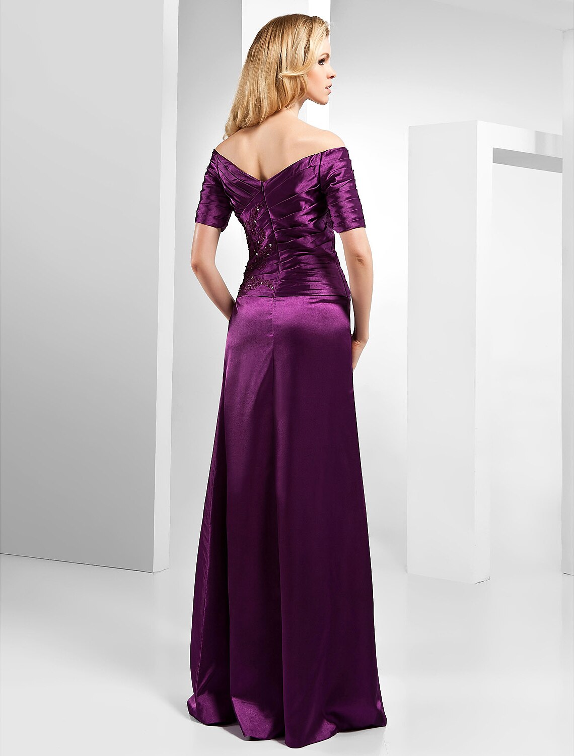 Vestido de satén con hombros descubiertos, largo hasta el suelo, con corte tubo/columna, cuentas, apliques y drapeado lateral