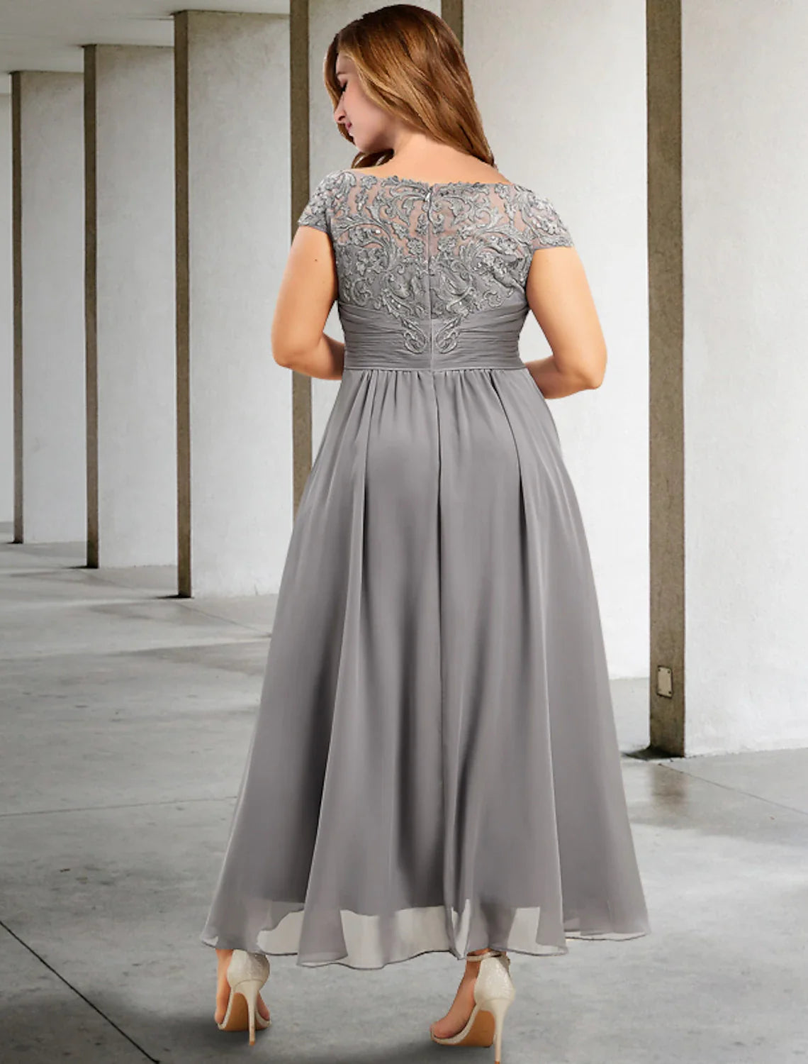 Vestido elegante para madre de la novia, corte A, talla grande, con curvas, para invitada de boda, formal, largo hasta la rodilla, manga corta, cuello joya, gasa con pliegues y apliques fruncidos.