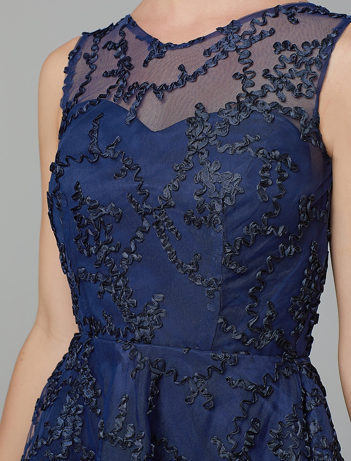 Vestido de fiesta de cóctel con corte A asimétrico, sin mangas, cuello ilusión, tul con apliques