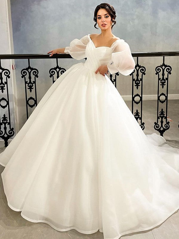 Vestido de novia de organza fruncido con escote corazón, mangas 3/4 y cola de corte