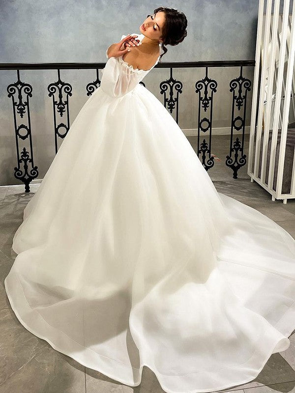 Vestido de novia de organza fruncido con escote corazón, mangas 3/4 y cola de corte