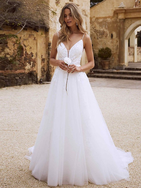 Vestidos de novia de corte A/princesa con apliques de encaje, escote en V, sin mangas y cola larga