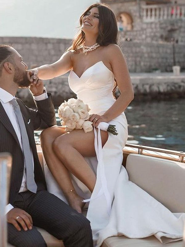 Vestidos de novia de satén con escote corazón fruncido, sin mangas y cola larga