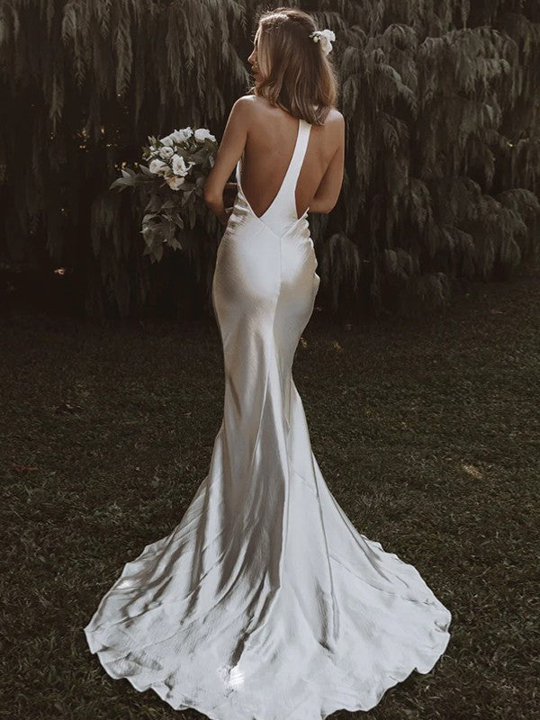 Vestidos de novia de corte trompeta/sirena de tafetán, sin mangas, con cuello halter y cola larga