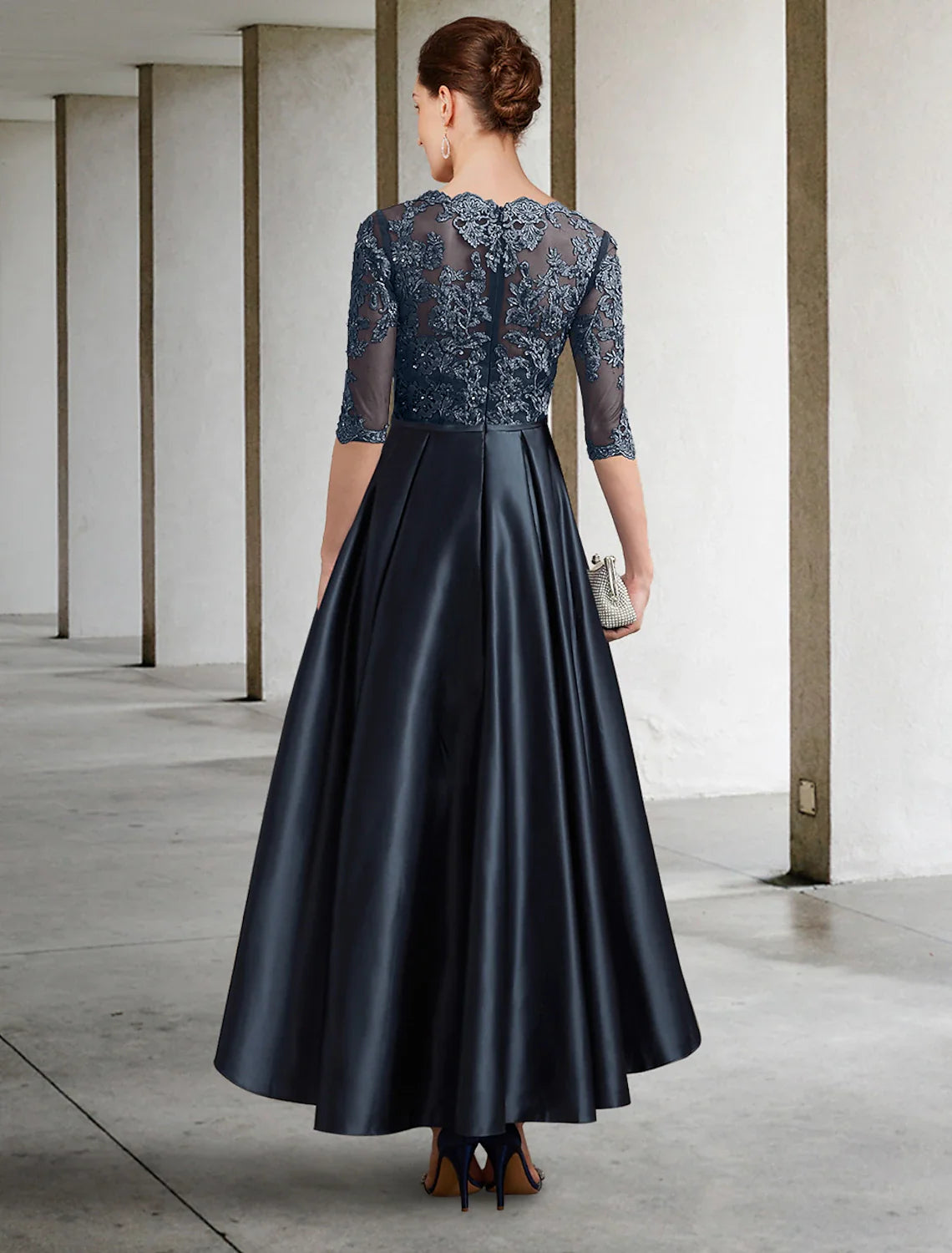 Vestido de madre de la novia de corte A, elegante vestido de novia formal con escote joya, encaje asimétrico, satén italiano, media manga con pliegues de encaje.