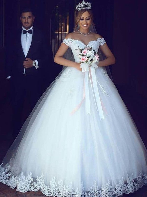 Vestidos de novia de tul con encaje, sin mangas, hombros descubiertos y largo hasta el suelo