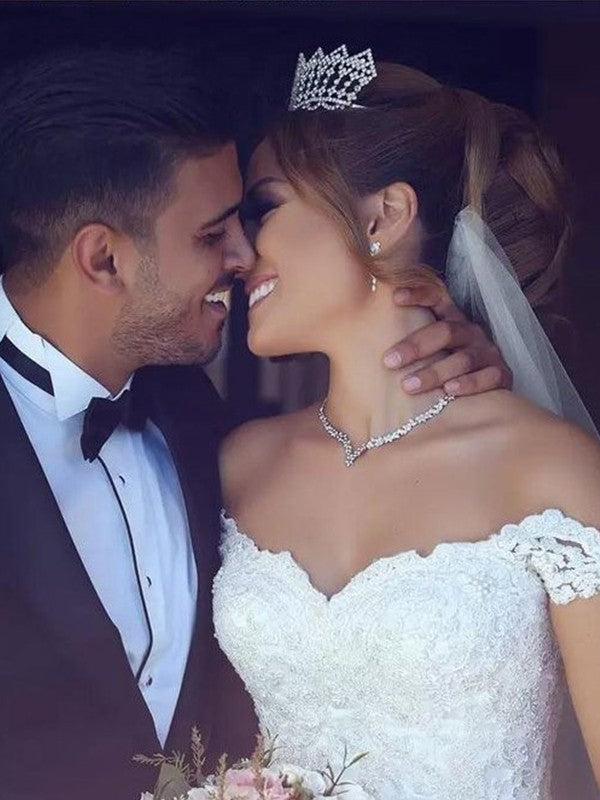 Vestidos de novia de tul con encaje, sin mangas, hombros descubiertos y largo hasta el suelo