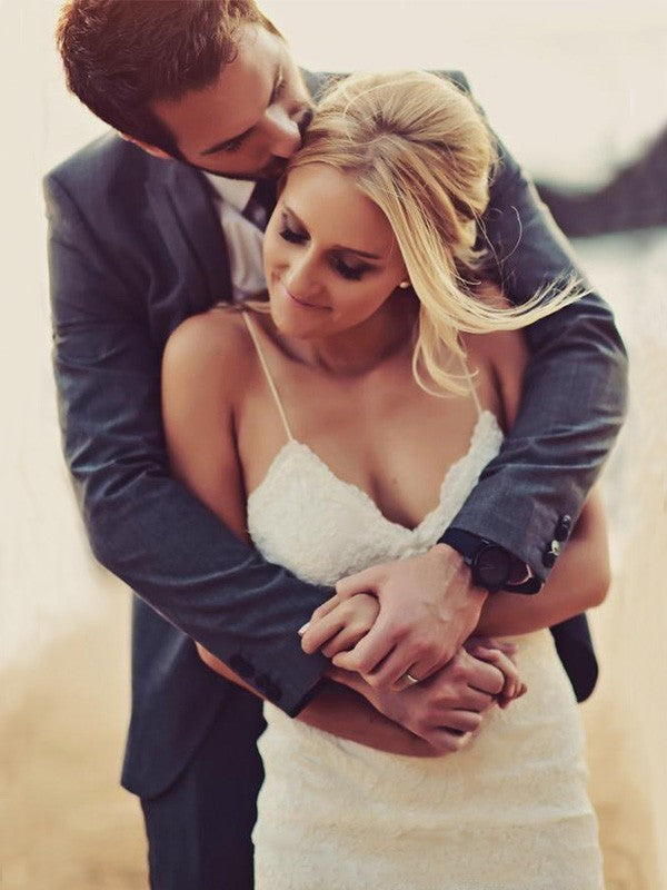 Vestidos de novia de encaje con escote tubo, tirantes finos, sin mangas, cola larga y volantes