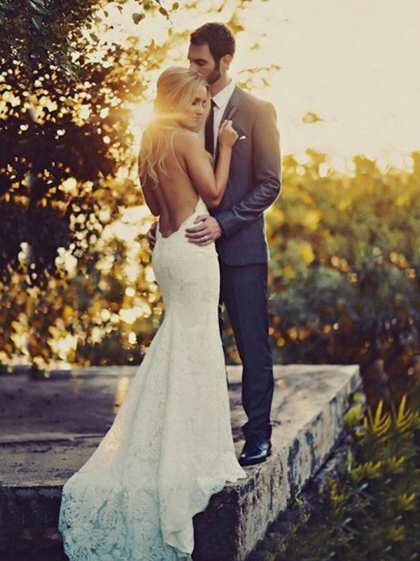 Vestidos de novia de encaje con escote tubo, tirantes finos, sin mangas, cola larga y volantes