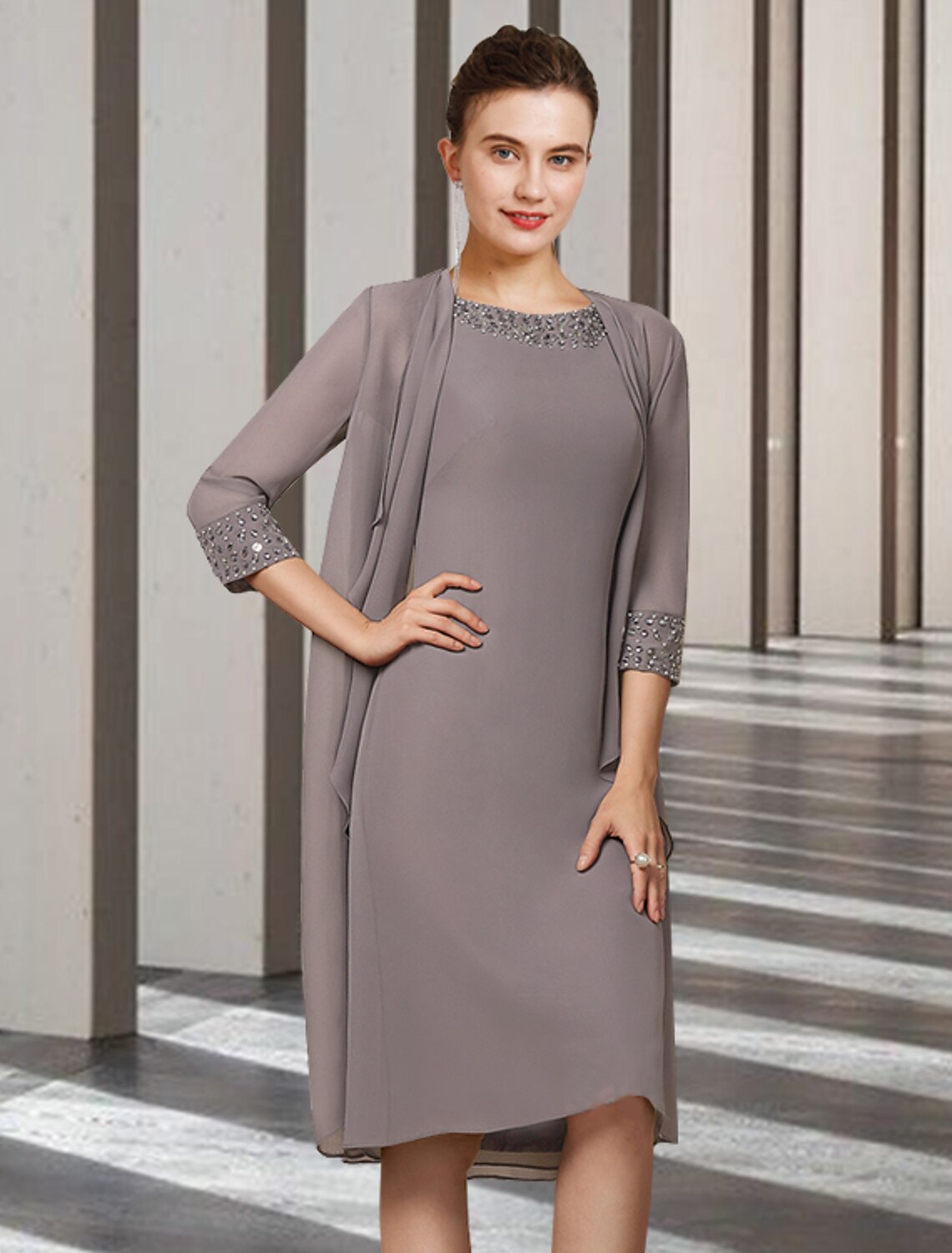 Vestido de madre de la novia de dos piezas, elegante, de corte tubo/columna, con escote joya, largo hasta la rodilla, de gasa, sin mangas y con cuentas