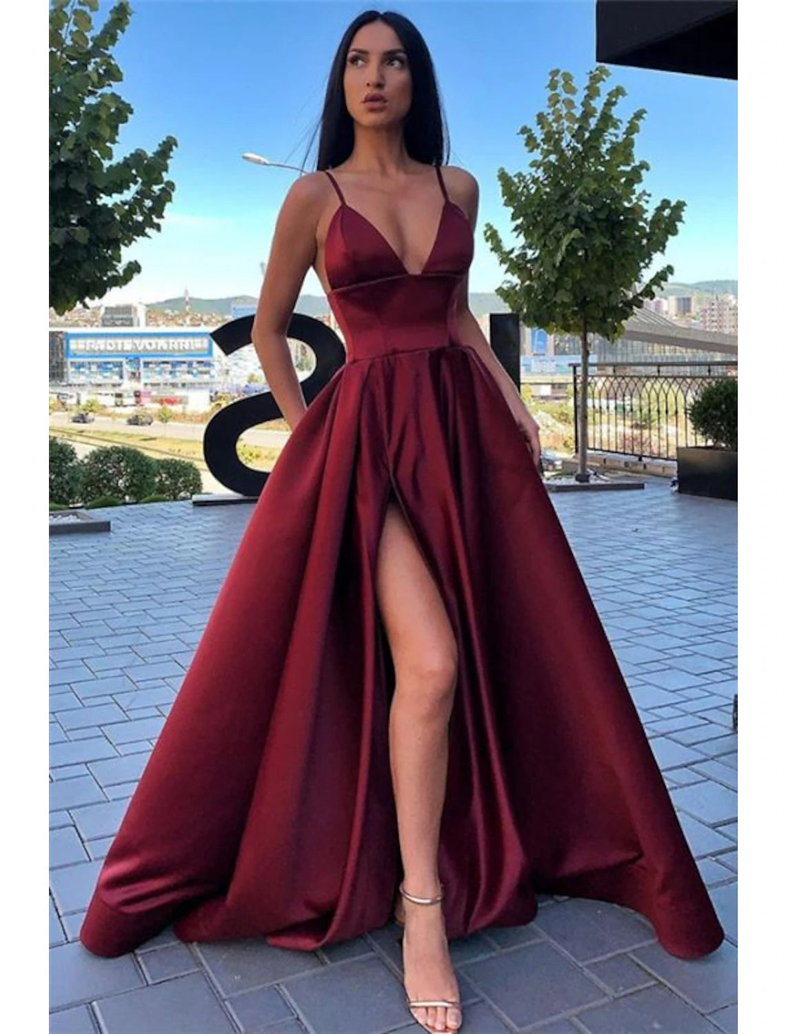 Vestido de fiesta negro de corte A, vestido de noche con abertura alta, vestido formal de cumpleaños de verano, tirantes finos, sin mangas, cola larga/cortada, satén con pliegues, abertura frontal