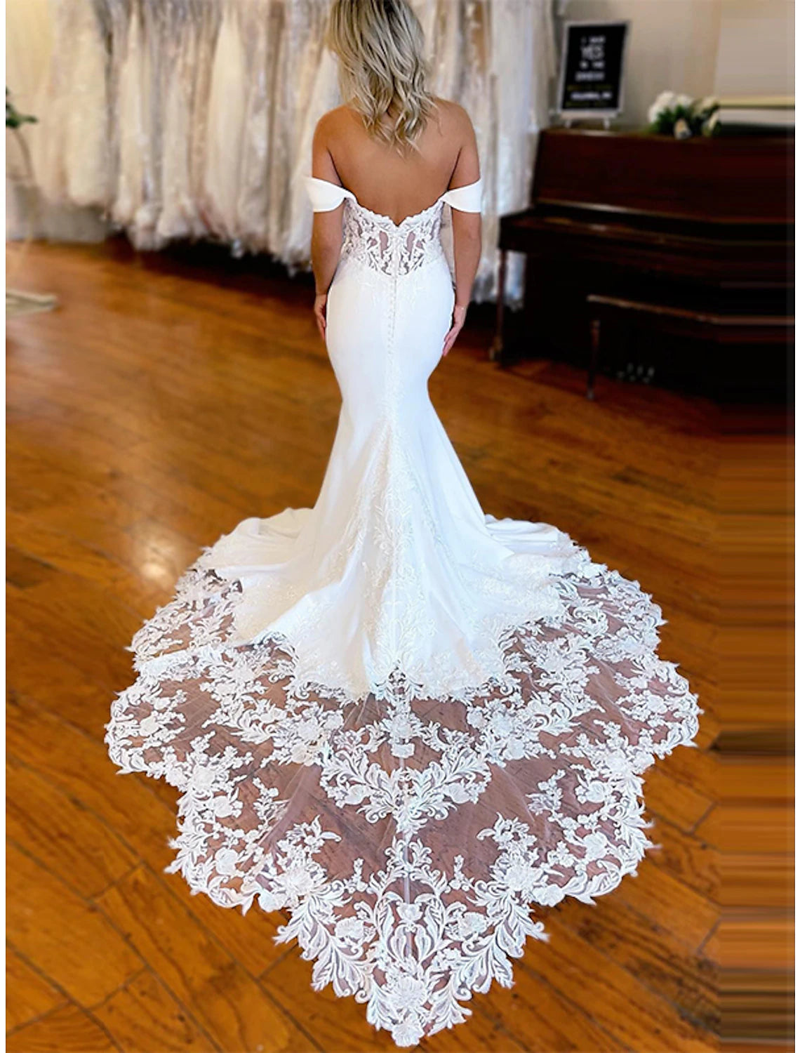 Vestidos de novia formales de corte sirena/trompeta, hombros descubiertos, sin mangas, cola capilla, tela elástica, con apliques