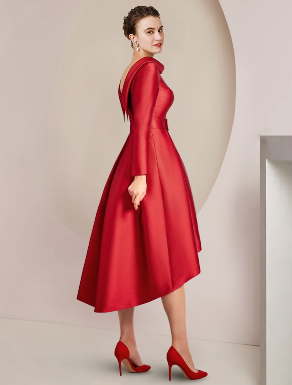 Vestido de madre de la novia de corte A para invitados a la boda, elegante, escote alto bajo, asimétrico, largo hasta la rodilla, satén, manga larga con broche de cristal