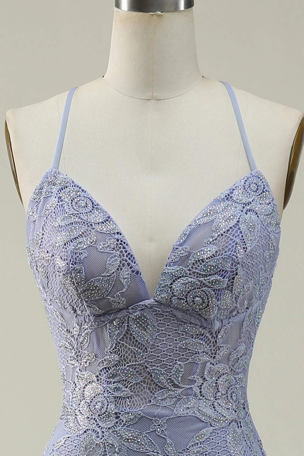 Vestido de fiesta largo de encaje morado con cuello halter y sirena