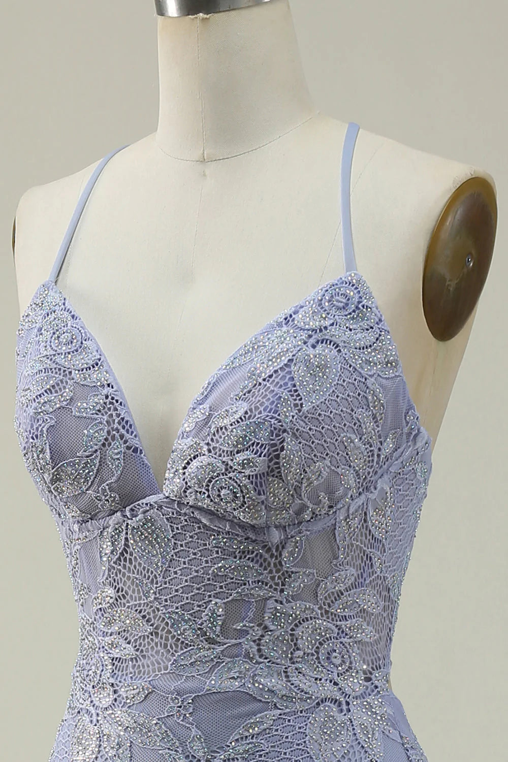 Vestido de fiesta largo de encaje morado con cuello halter y sirena