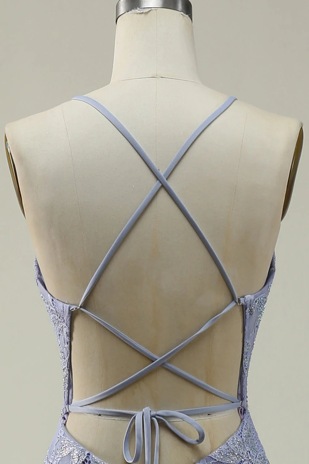 Vestido de fiesta largo de encaje morado con cuello halter y sirena