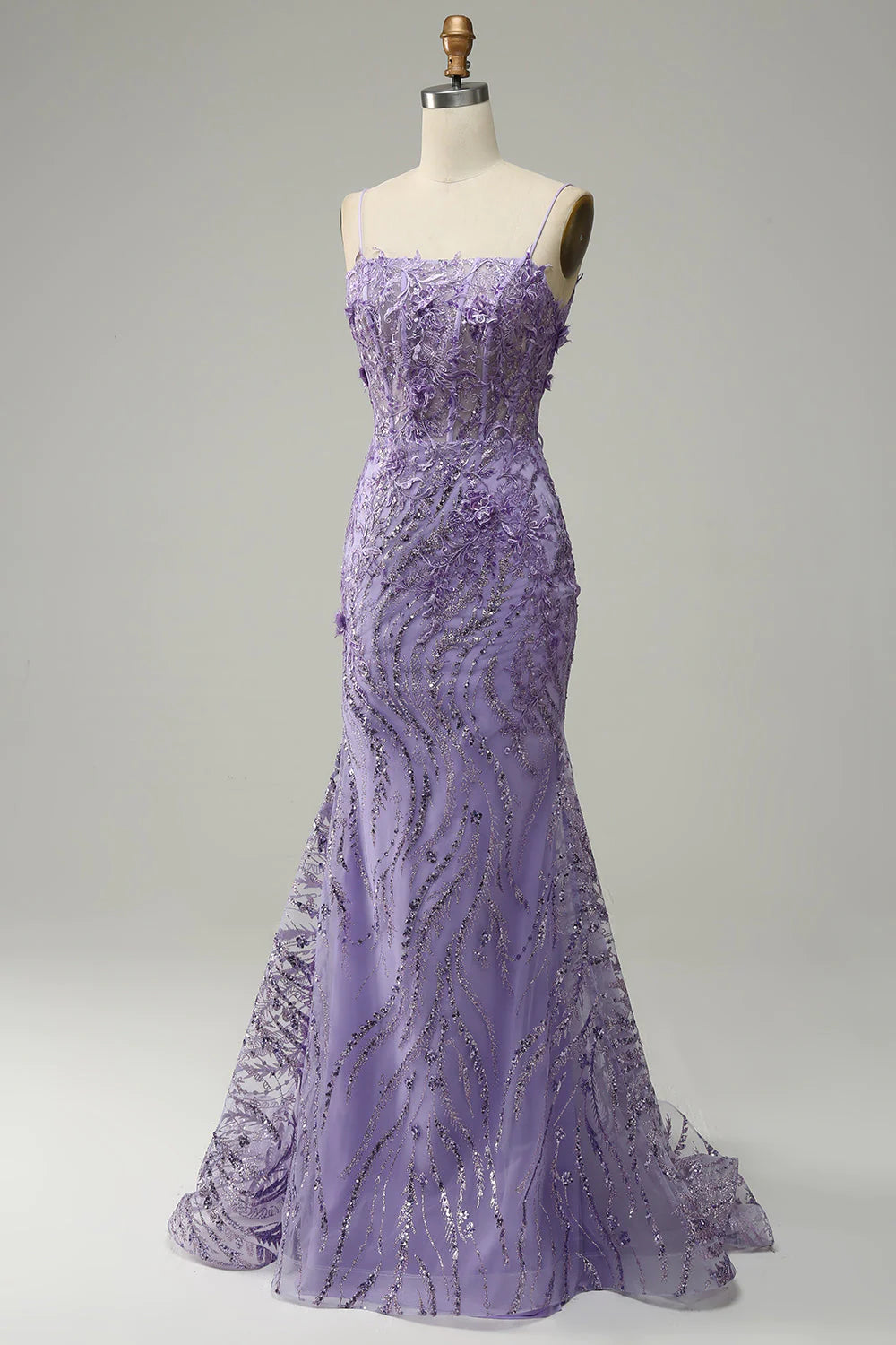Vestido de fiesta morado con tirantes finos y cuentas de sirena