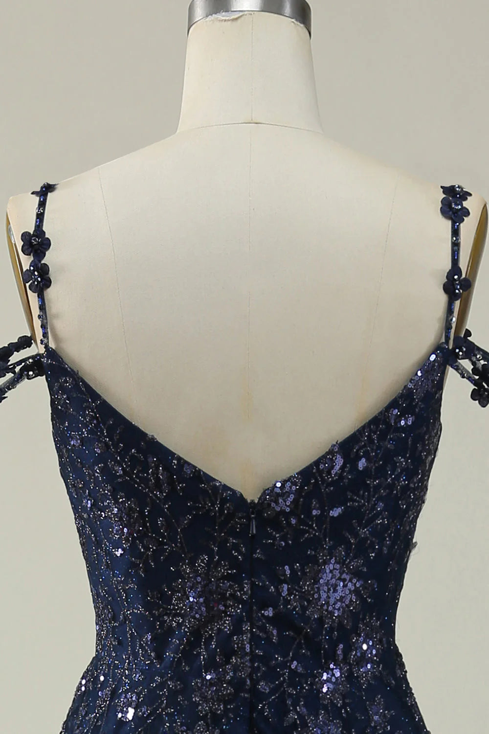 Vestido de fiesta largo azul marino con hombros descubiertos y corte en A