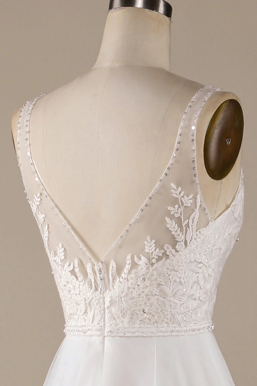 Elfenbeinfarbenes Brautkleid aus Tüll mit V-Ausschnitt und Schleppe und Spitze