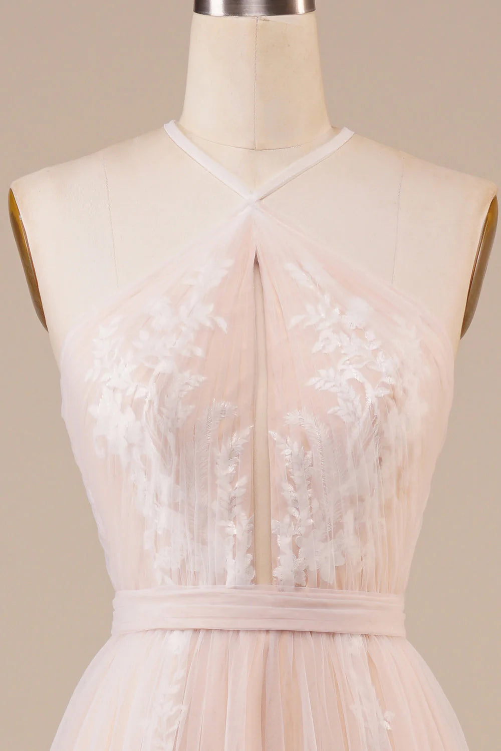 Champagnerfarbenes Brautkleid mit Neckholder und Schlüssellochausschnitt aus Tüll und Applikationen